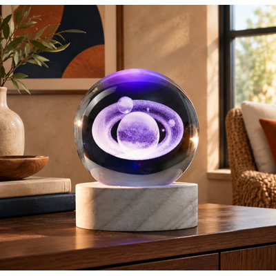 Cette lampe boule à facettes, objet de décoration original sur le thème de l'espace, présente une maquette 3D de la planète Saturne et constitue un cadeau d'anniversaire idéal pour les amateurs d'astronomie ou de l'univers, qu'il s'agisse de petits amis, de maris ou d'hommes.