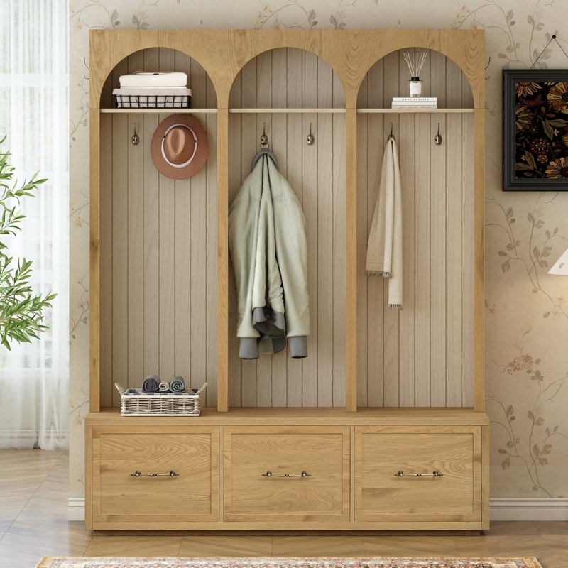 Arbre d'entrée de style maison de campagne en bois avec un design arqué, un élégant banc d'entrée et un porte-manteau et range-chaussures rustique