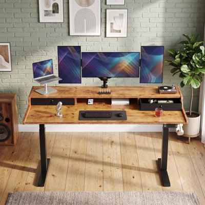 Bureau debout électrique réglable en hauteur de 63 po avec tablette à deux niveaux, zone de fixation en C-Clamp, tiroirs en tissu, 4 préréglages de mémoire et gestion des câbles