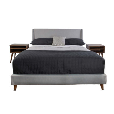 Très grand lit tapissier avec 2 tables de chevet