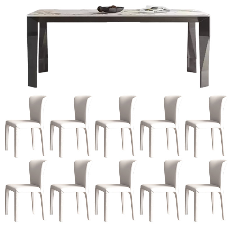 Petit appartement avec table et chaises simples