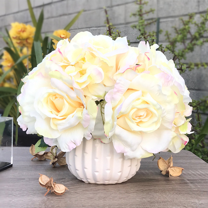 Agencements de fleurs mélangées artificielles en vase, Rosé