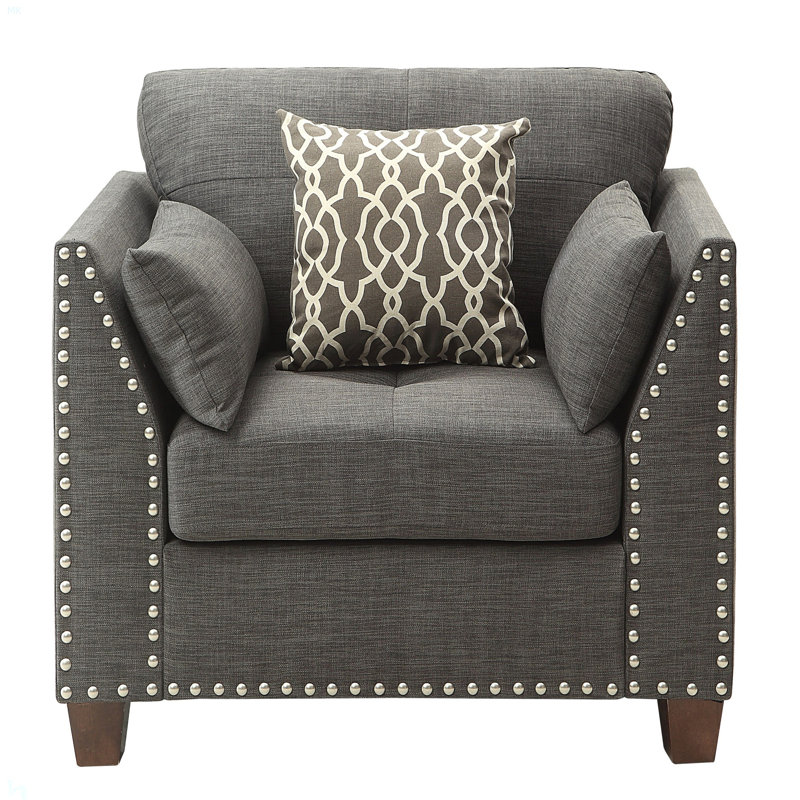 Chaise avec accoudoirs évasés gris clair et coussins décoratifs
