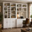 Bibliothèque murale modulaire avec bureau, échelle, tablettes ouvertes, portes à persiennes, tiroirs l 86,6 po x H 138,6 po Pierce