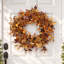 Couronne d'automne artificielle de 61 cm (24 po) avec feuilles et baies d'eucalyptus mélangées, idéale pour décorer la porte d'entrée ou la maison, pour les fêtes de fin d'année.