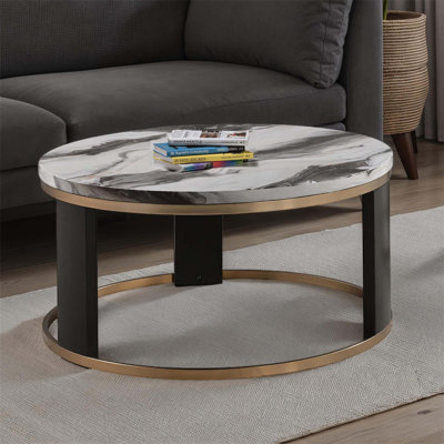 Table basse contemporaine à plateau rond en marbre avec structure en anneau doré et pieds en bois, parfaite pour les salons modernes