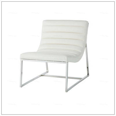Fauteuil roulant élégant avec design ergonomique et similicuir luxueux pour une assise confortable dans les intérieurs modernes