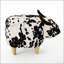 Charmant repose-pieds en forme de vache, tabouret d'appoint moderne avec des cornes de velours et des pieds en bouleau pour une décoration polyvalente