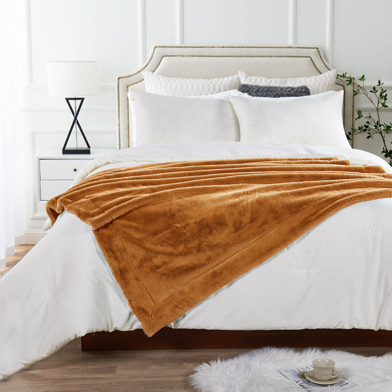 Jeté en fausse fourrure de renard, L 50 po x L 60 po, Orange brûlé
