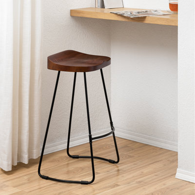 Tabouret de bar et de comptoir Geonna en bois massif, style selle, avec repose-pieds