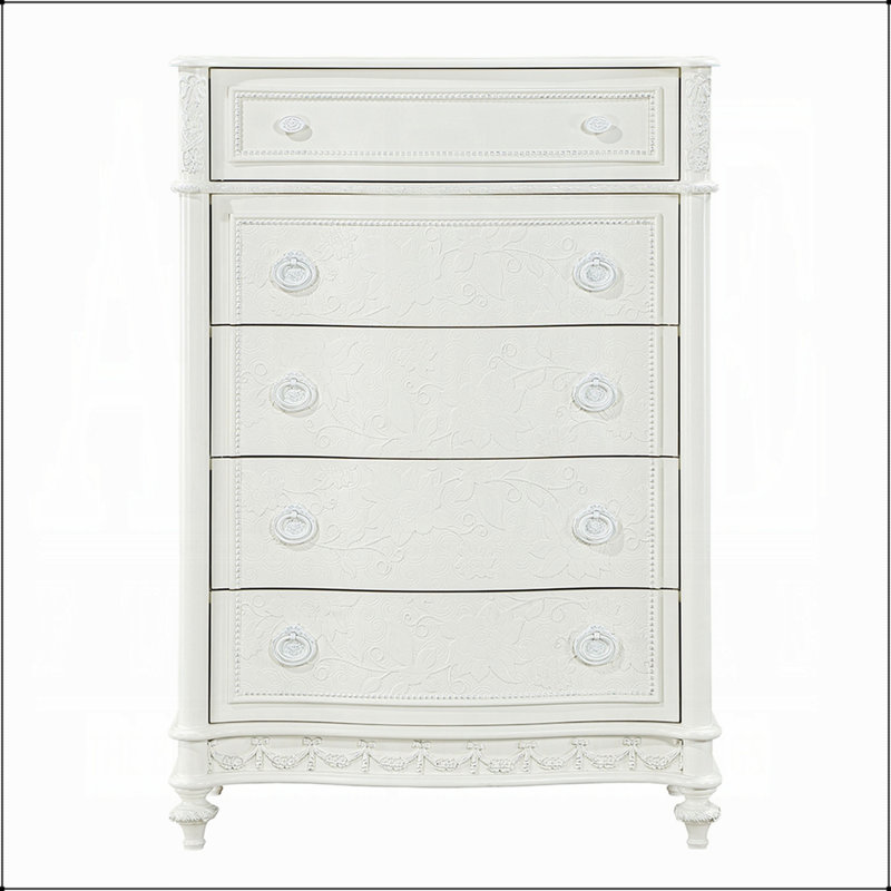 Commode ivoire à 5 tiroirs avec détails floraux en relief et bordure en ruban, parfaite pour le rangement organisé et l'élégant décor de chambre.