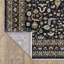 Tapis bleu / multicolore à bordure florale traditionnelle Caia-330357901