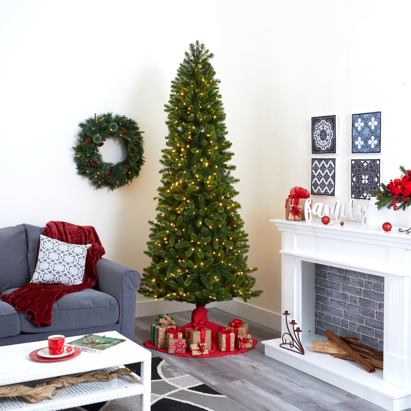Arbre de Noël élancé épinette vert réaliste avec lumières claires / blanches