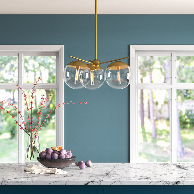 Lustre sphérique à intensité variable à 3 lumières Yearby avec adaptateur pour plafond incliné, Laiton, Transparent