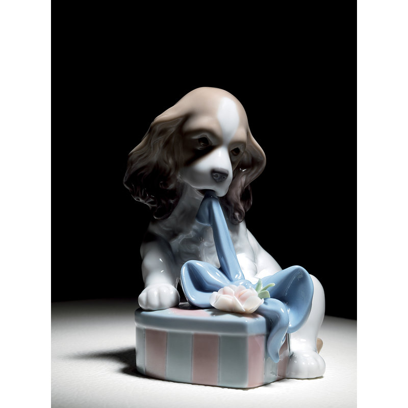Figurine de chien en attente d’attente