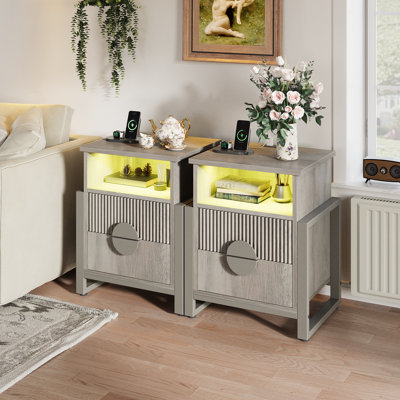 Table de chevet cannelée à 2 tiroirs avec station de charge et lumière DEL Lark Manor ™ (ensemble de 2)