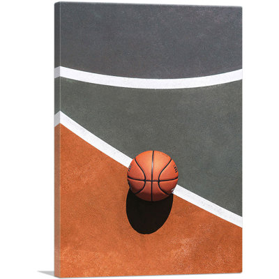 Basketball Ball on Court - reproduction de photo sur toile tendue