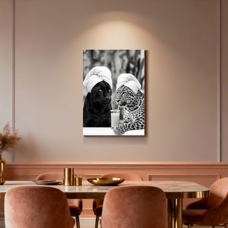 Léopard noir et blanc avec des serviettes sur la tête buvant du lait - Tableau sur toile (1 pièce), H 24 po x l 16 po