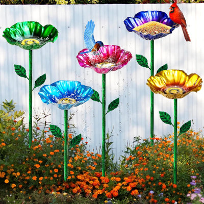 Bain d'oiseaux en métal 5 pièces avec piquets de jardin pour patio extérieur | Mangeoires d'oiseaux multicolores, métal résistant à la rouille, hauteur de 23,6 pouces, station d'abeille, mangeoire pour colibris, décor de jardin
