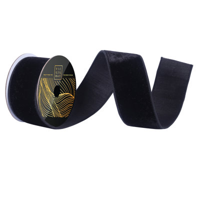 Ruban câblé en velours noir 2,5 po x 10 po Vickerman. Envers en dupion noir.