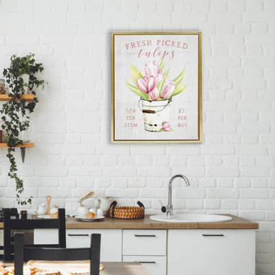 Cadre flottant antique avec tulipes fraîchement cueillies, design par Lux + Me Designs