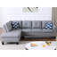 Canapé modulaire gris contemporain en similicuir avec 3 places, assise mi-ferme, dossier rembourré, garniture cloutée, 2 coussins décoratifs, porte-gobelet, possibilité de rangement moderne