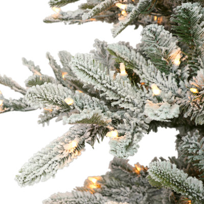 Arbre de Noël vert élancé floqué / givré avec 450 lumières