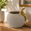 Vase d'appoint avec figurine dorée abstraite-361706802