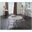 Table basse contemporaine en chêne blanc avec structure en métal chromé, support en X stable pour le salon, assemblage facile