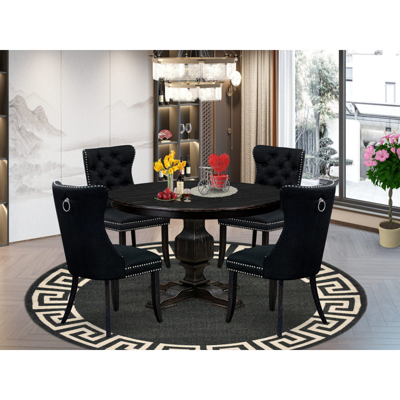 L'ensemble de salle à manger 5 pièces pour 4 personnes comprend une table ronde de 48 po avec piédestal et 4 chaises Parson en polyester noir, noir sablé