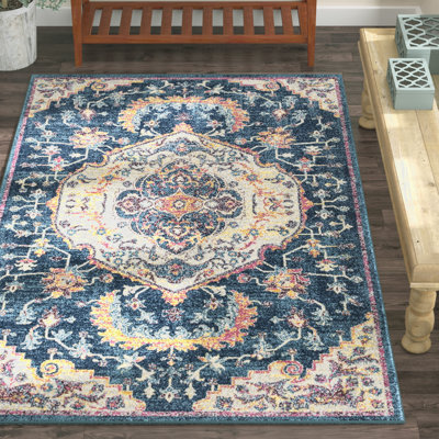Tapis bleu à motif médaillon
