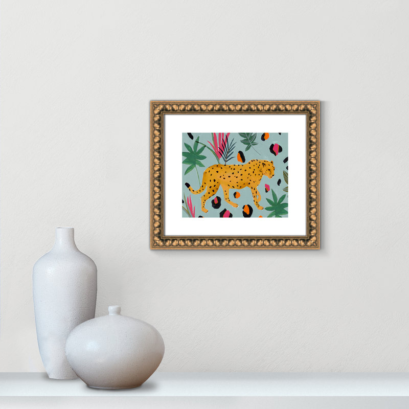 «Nyles Walking Cheetah II» par Isabelle Z - reproduction d'art, Papier avec cadre à perles dorées
