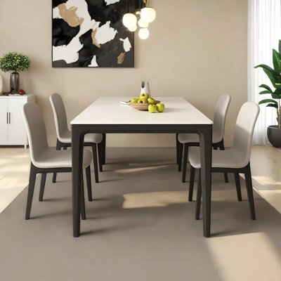 Ensemble simple de table à manger et de chaises blanc