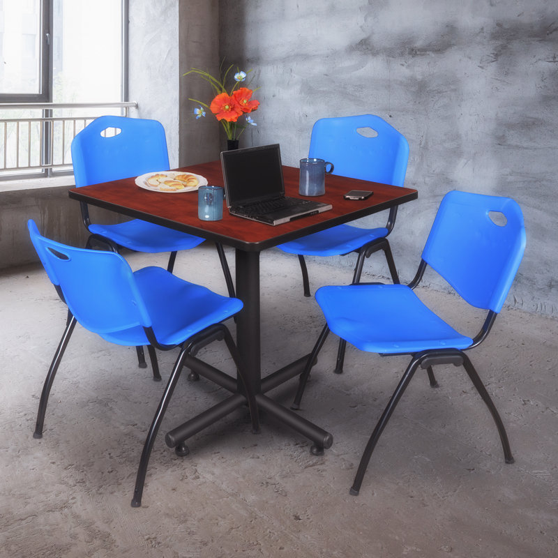 Table de salle de repos carrée Nicklo, chaises empilables 4 M, Cerisier, Bleu