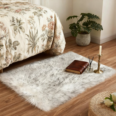 Tapis blanc moelleux en fausse peau de mouton