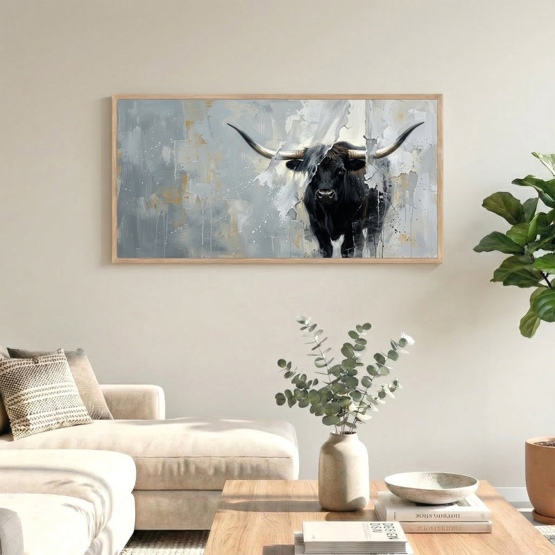 Taureau noir à longues cornes sur toile abstraite grise et blanche, L 46 po x H 24 po