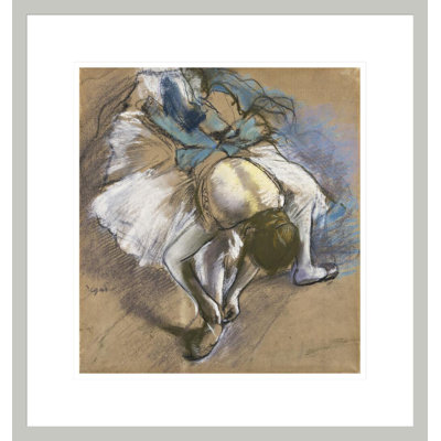 Danseuse qui met ses chaussures par Edgar Degas, impression giclée encadrée