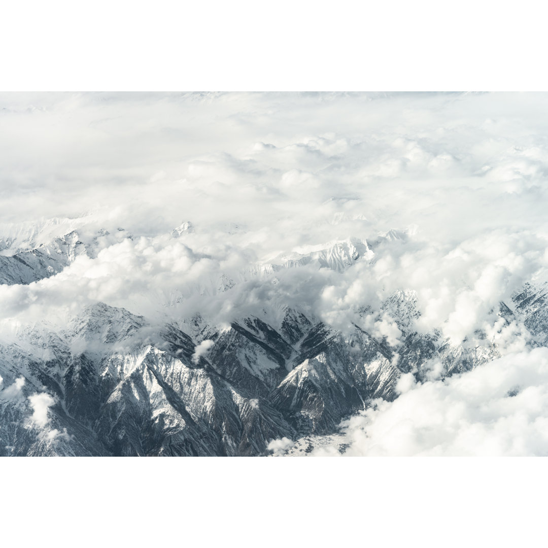 Schneebedeckte Berge von AerialPerspective Works - Ohne Rahmen auf Leinwand