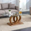 Une table basse rectangulaire moderne et tendance avec un plateau en verre trempé et des pieds en grain de bois. Convient au salon
