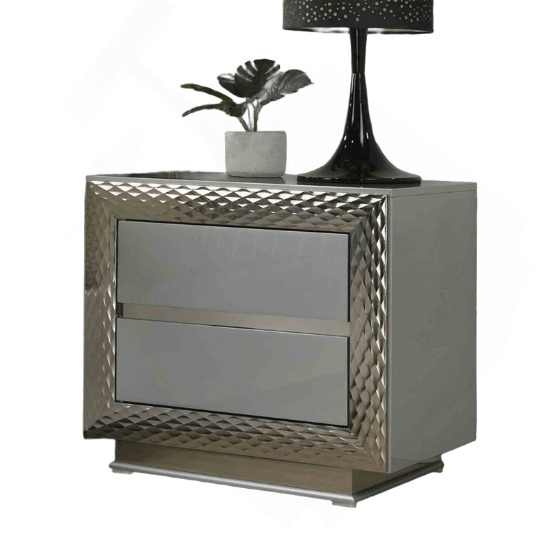 Table de chevet à finition grise avec moulures argentées, base de socle et meubles de chambre à tiroirs doublés de feutre | Idée de cadeau