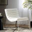 Chaise d'appoint moderne moderne en cuir blanc avec siège ergonomique contemporain au look chic qui rehausse l'expérience d'assise