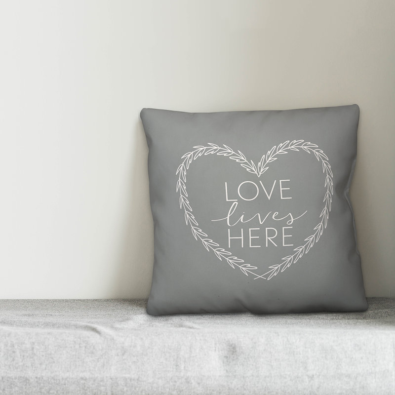 Coussin décoratif love lives here, Polyester / Bourre en polyester, 18 po x 18 po