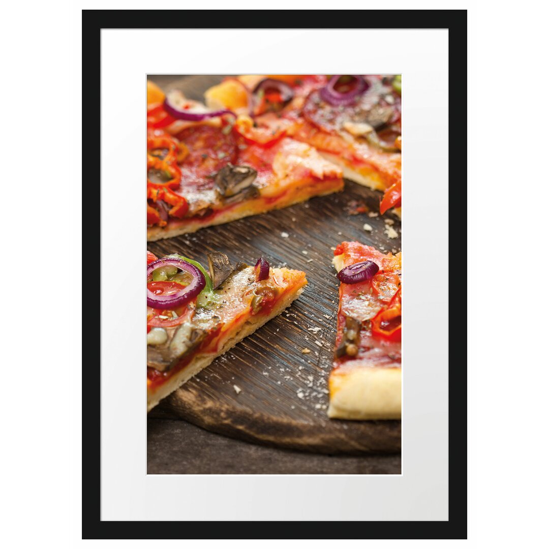 Gerahmtes Poster Leckere Pizza auf Holztisch