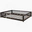 Lit plateforme au sol avec garde-corps et porte-552945676