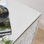 Table carrée inversée à miroir triangulaire