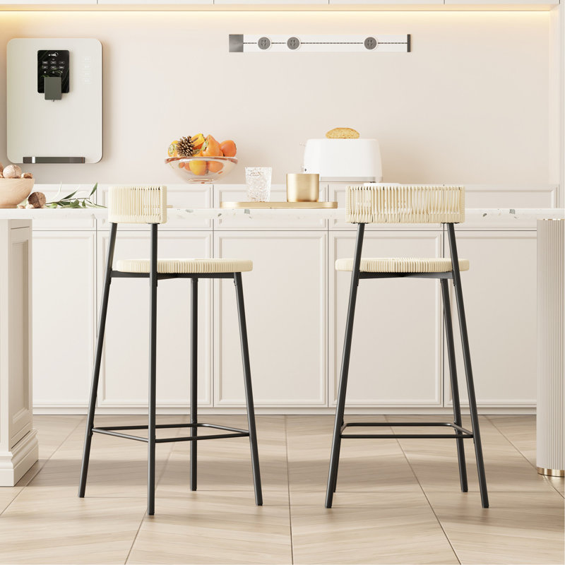 2 tabourets de comptoir en corde de papier tissés à la main. Style Chaises de bar pour appartement. Structure en métal noir, siège blanc crème. Et fonctionnelle à la maison. Polyvalent. Facile à installer