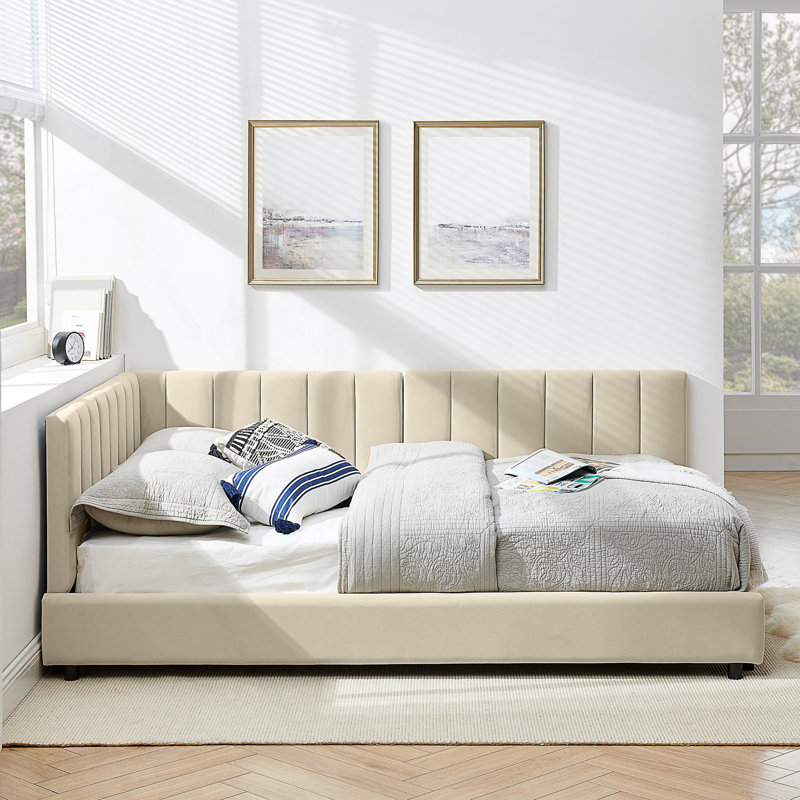 Lit capitonné en velours avec dossier et accoudoirs Brooks, Beige