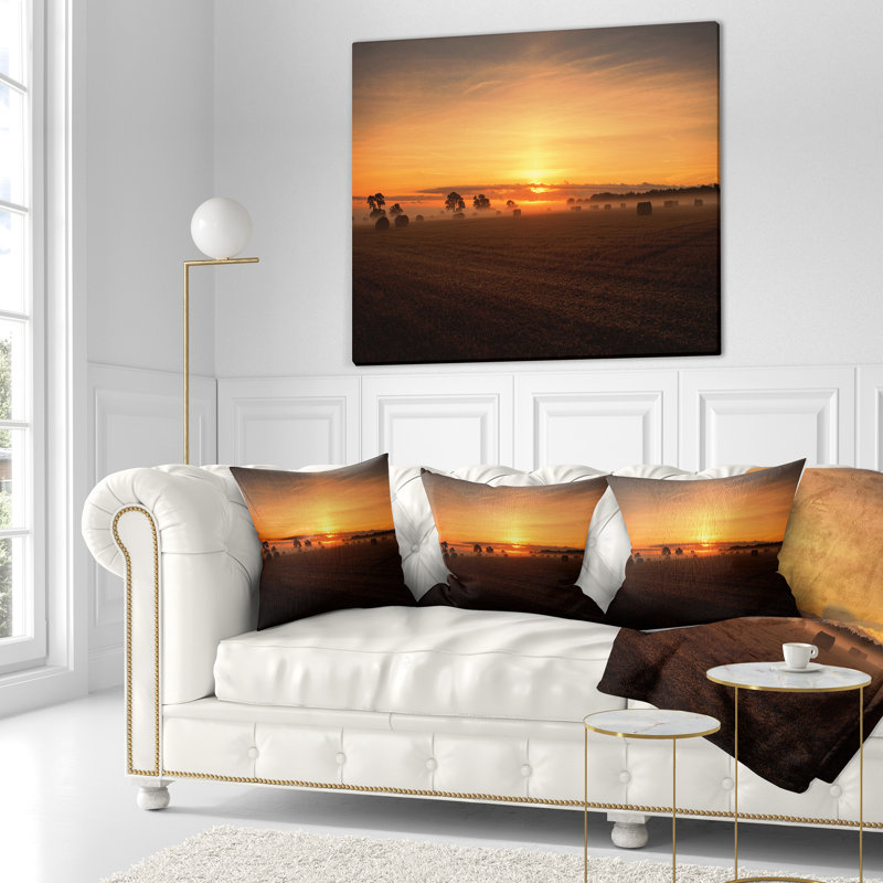 Sunrise at Farmland Bales - Coussin à imprimé paysage, 18 po x 18 po, Coussin décoratif