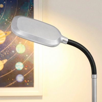 Lampadaire à DEL Litespan argenté de 135 cm (53 po) à intensité variable, idéal pour la lecture et les travaux manuels, avec tête flexible réglable en hauteur.