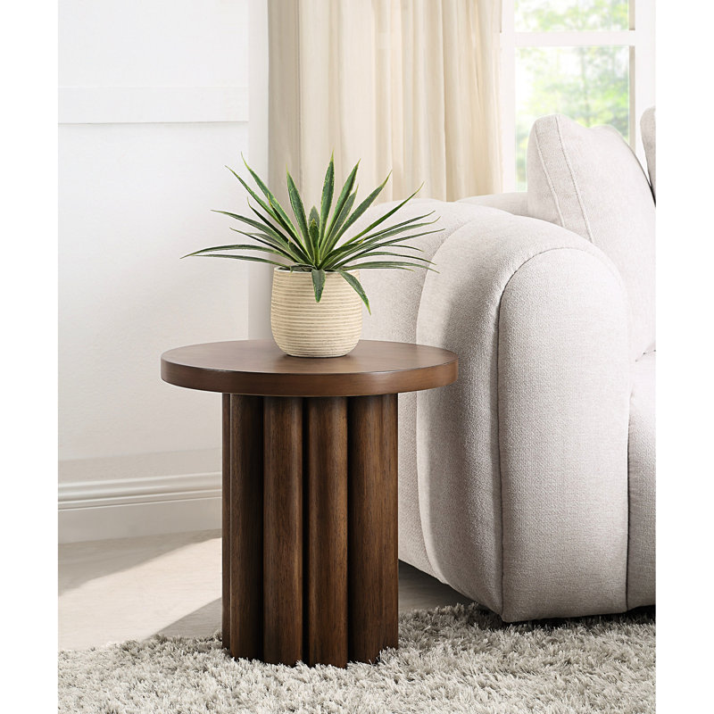 Table de bout à la mode brune dans un élégant décor en placage de bouleau